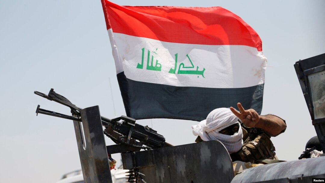 Seorang anggota pasukan keamanan Irak mengacungkan dua jarinya di dekat kota Fallujah, Irak (31/5),