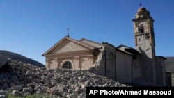 Gereja Katolik 'Madonna degli Angeli' mengalami kerusakan akibat gempa di kota Norcia, Italia hari Minggu (30/10).