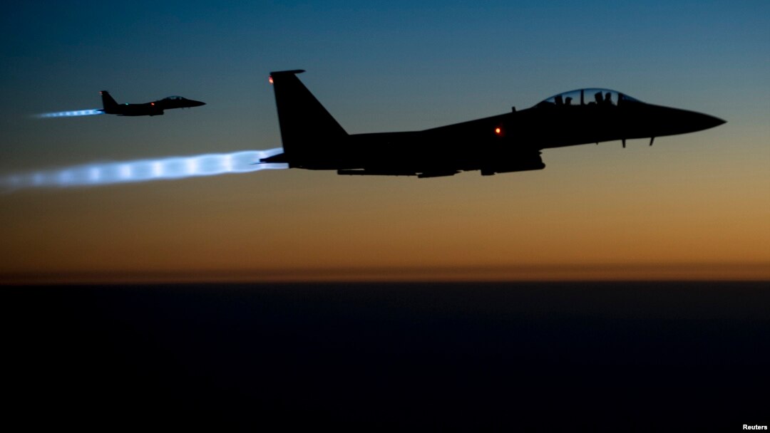 Dua pesawat tempur AS jenis F-15E usai melakukan serangan udara di Suriah (foto: dok).
