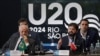 El presidente de Chile, Gabriel Boric, habla junto al presidente de Brasil, Luiz Inácio Lula da Silva, durante el foro de alcaldes de las ciudades de los países del G20, en Río de Janeiro, Brasil, el 17 de noviembre de 2024. REUTERS/Ricardo Moraes.