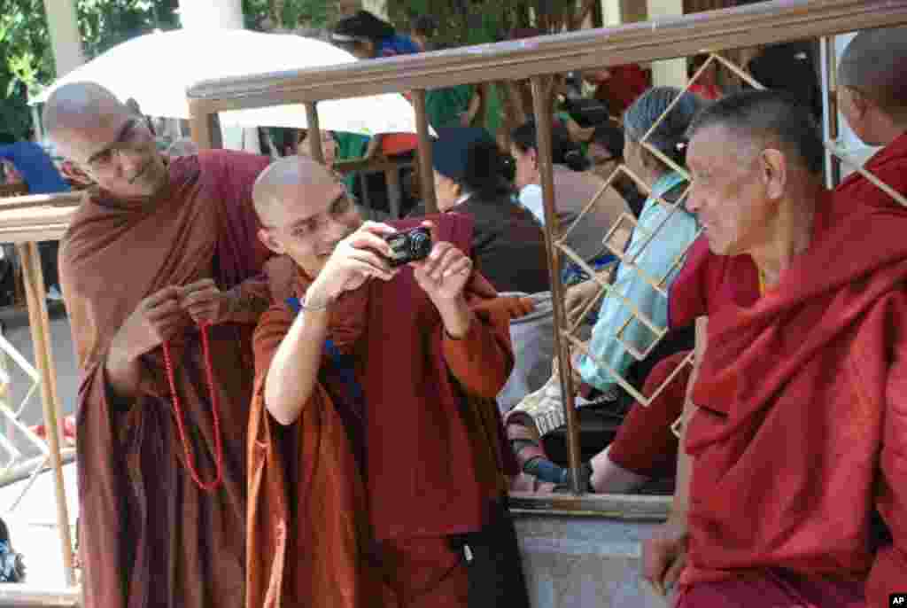 來自世界各地的僧侶及信眾們，在達賴喇嘛法王官邸前的花園交流