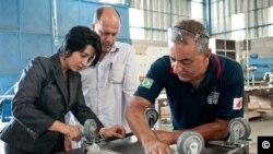 A brazilian entrepeneur runs her business with another employees. 