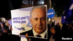 Supporters of Israeli Prime Minister Benjamin Netanyahu protest outside his residence following Israeli Attorney General Avichai Mandelblit's indictment ruling in Jerusalem, Nov. 21, 2019. 