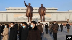 지난 2월 북한 평양 만수언덕에 마련된 김일성, 김정일 동상을 찾은 시민들 (자료사진)