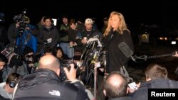 Juru bicara kepolisian wilayah San Bernardino County, Cindy Bachman (atas, kanan) memberikan keterangan kepada media di Angelus Oaks, California (12/2).