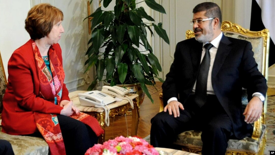 Foto de una reunión entre Mohamed Morsi y Catherine Ashton que tuvo lugar el 19 de junio de 2013. Este martes, ambos se volvieron a reunir en diferentes circunstancias.