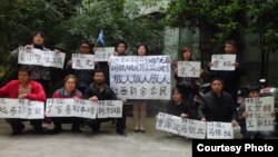 劉萍(站立者左一)等新余市公民舉牌聲援被捕北京活動人士。(圖片來源：維權網)