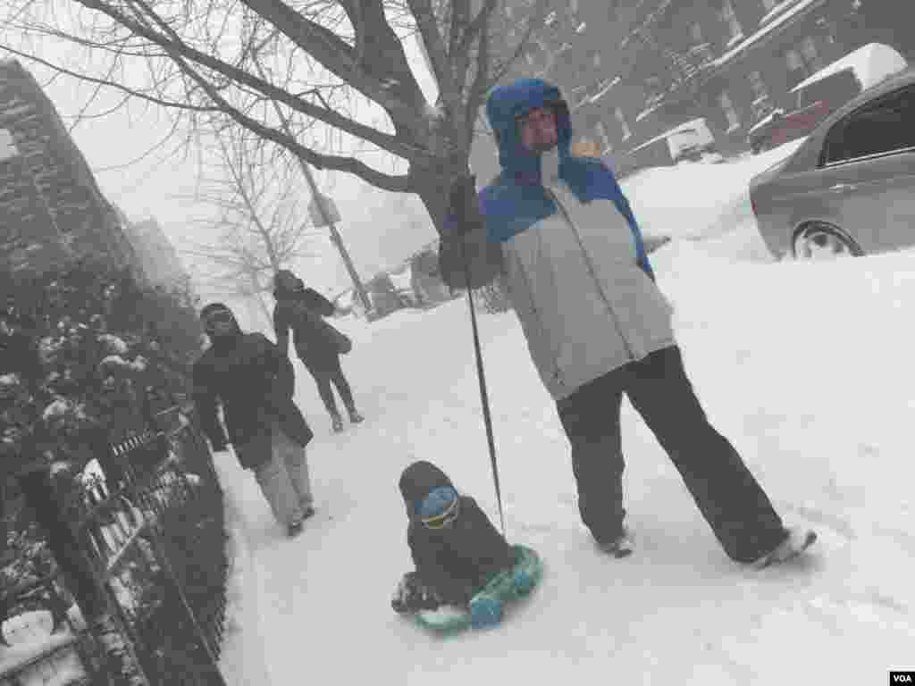 暴雪后的纽约 (美国之音平章拍摄)