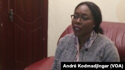 Madeleine Alingué, menteri komunikasi dan juru bicara pemerintah Chad berbicara di N'Djamena, Selasa 25/9. (VOA/André Kodmadjingar)