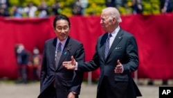 Tổng thống Joe Biden, phải, gặp Thủ tướng Nhật Fumio Kishida tại Dinh Akasaka, Tokyo, ngày 23/5/2022 