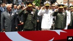 به‌ هه‌زاران که‌س له‌ تورکیا خۆپـیشـاندان له‌ دژی سه‌رهه‌ڵـداوانی کورد ده‌که‌ن