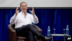 Google အကြီးအကဲEric Schmidt ရန်ကုန် နည်းပညာတက္ကသိုလ်မှာ တက္ကသိုလ်ကျောင်းသားများနှင့် တွေ့ဆုံစဉ်။ မတ်လ ၂၂၊ ၂၀၁၃)