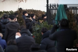 3일 고위공직자범죄수사처 관계자들이 윤석열 한국 대통령 체포를 위해 한국 한남동 대통령 관저 입구로 입장하려 하고 있다.