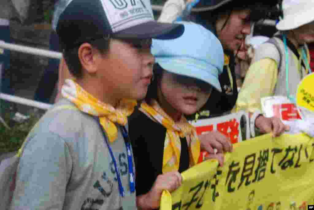 Marchers included children and elderly people under police escort.
