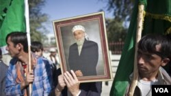 Plizyè santèn sitwayen nan Afganistan rasanble mèkredi 21 septanm 2011 la pou yo pwoteste kont asasina ansyen prezidan Burhanudin Rabbani, lakay li nan vil Kaboul madi