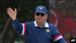 Presiden Indonesia Prabowo Subianto melambaikan tangan saat meninggalkan Akademi Militer setelah retret kabinet di Magelang, Jawa Tengah, Minggu, 27 Oktober 2024. (Achmad Ibrahim/AP)