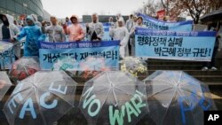 Des manifestants sud-coréens manifestent leur refus des sanctions des Nations Unies contre la Corée du Nord. Séoul, le 5 mars 2016.