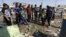 Grupa Iračana okupljena na mestu eksplozije u Baviji, istočnoj četvrti Bagdada