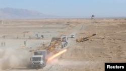 Sebuah drone diluncurkan saat berlangsungnya latihan tempur drone skala besar Tentara Republik Islam Iran, di Semnan, Iran 4 Januari 2021. (Foto: Iranian Army / WANA/ Handout via REUTERS)