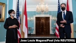 Hai ngoại trưởng Retno Marsudi của Indonesia và Antony Blinken của Mỹ họp báo ở Washington, 3/8/2021.