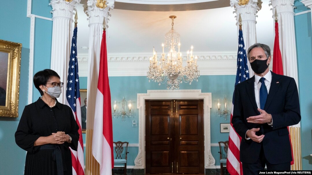 Menteri Luar Negeri AS Antony Blinken (kanan) menjawab pertanyaan media dalam konferensi pers bersama Menteri Luar Negeri RI Retno Marsudi di Departemen Luar Negeri AS, Washington DC, Selasa, 3 Agustus 2021. (Foto: Jose Louis Magana/Pool via Reuters)
