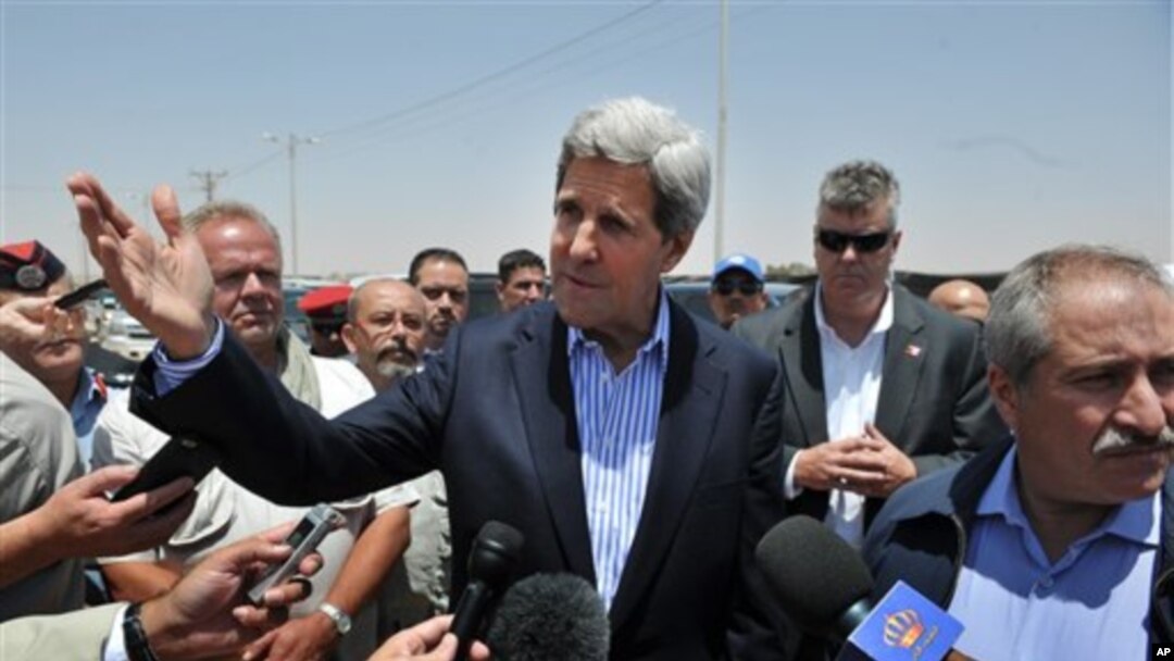 Menlu AS John Kerry didampingi Menlu Yordania Nasser Judeh (kanan), saat mengunjungi kemah pengungsi di Mafraq, Yordania (18/7). Menlu AS bertolak ke Tepi Barat untuk bertemu dengan Presiden Mahmoud Abbas dalam upaya lanjutan untuk menghidupkan kembali perundingan damai Palestina-Israel.