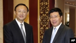 Chinese State Councilor Yang Jiechi, left, meets with Vietnamese Deputy Prime Minister Pham Binh Minh in Hanoi, Vietnam Monday Oct. 27, 2014. This is Yang's second visit to Vietnam since June in an effort to ease tension over the maritime disputes between the two communist neighbors (AP Photo/Tran Van Minh)