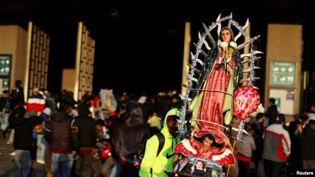 Los peregrinos llevan una imagen de la Virgen durante la fiesta anual de la Virgen de Guadalupe, en la Ciudad de México, México, el 12 de diciembre de 2024. REUTERS/Raquel Cunha.