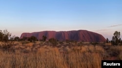 Pemandangan Uluru, sebelumnya dikenal sebagai Ayers Rock dekat Yulara, Australia (foto: dok). Uluru dianggap sebagai tempat suci oleh Pitjantjatjara, warga Aborigin pribumi di daerah daerah selatan Northern Territory, Australia.