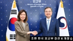 미셸 스틸 신임 주한미국대사(사진 왼쪽)가 4일 한국 외교부에 신임장 사본을 제출한 뒤 조현 한국 외교부 장관과 만나 악수하고 있다.