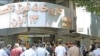تجمع مراجعان در برابر داروخانه فوق تخصصی ۱۳ آبان در تهران (آرشیو) 