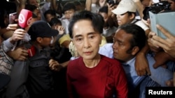 Aung San Suu Kyi arrive au bureau de vote à Rangoun, le 8 novembre 2015. (REUTERS/Jorge Silva)