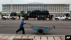 Des policiers en faction devant le siège du Parlement de la RDC, à Kinshasa, le 5 décembre 2011. (AP Photo/Jerome Delay)