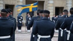 資料照片: 2024年2月24日瑞典軍人在斯德哥爾摩皇宮庭院參加衛兵換崗儀式