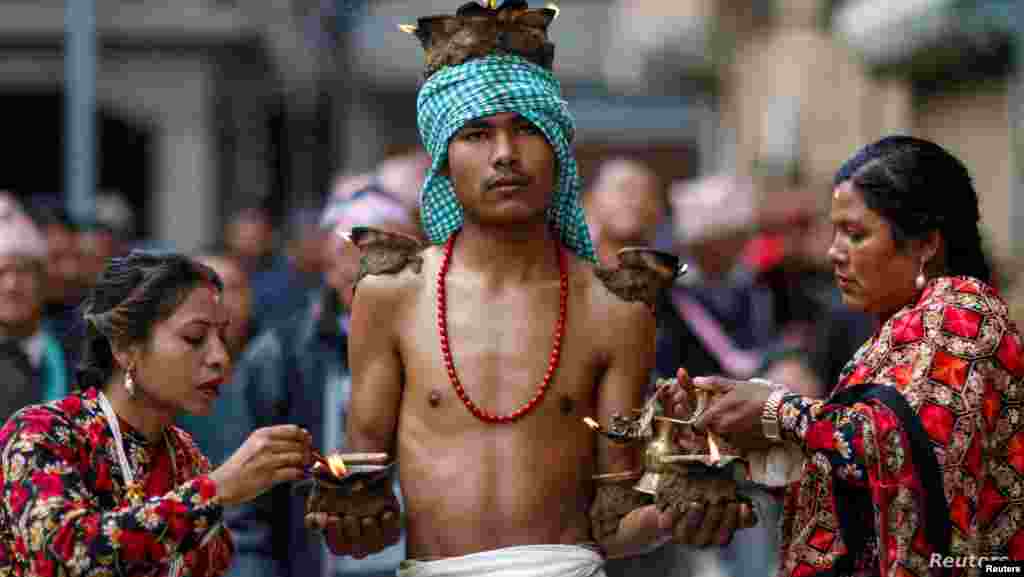 네팔 랄릿푸르에서 열린 힌두축제 &#39;스와스타니 브라타카타(Swasthani Brata Katha)&#39;에서 신자가 오일 램프를 들고 종교의식을 행하고 있다. 