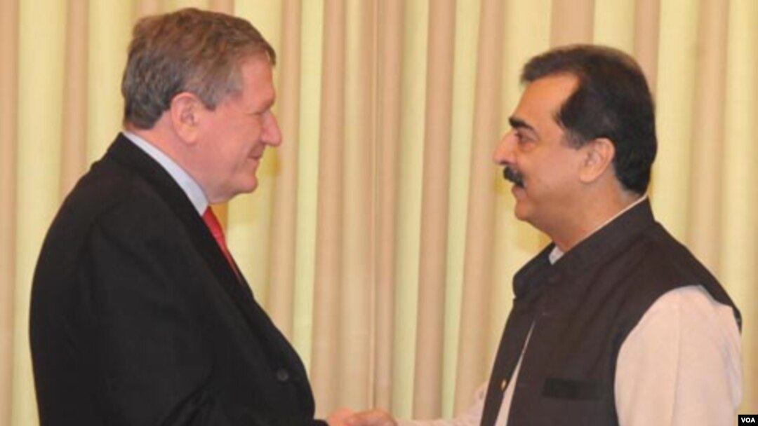 Utusan khusus AS Richard Holbrooke saat bertemu PM Pakistan, Yusuf Raza Gillani di Islamabad, 19 Juni 2010.