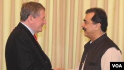 Utusan khusus AS Richard Holbrooke saat bertemu PM Pakistan, Yusuf Raza Gillani di Islamabad, 19 Juni 2010.