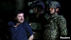 Joaquin "El Chapo" Guzman dikawal para tentara di hangar milik Jaksa Agung di Mexico City, Meksiko (8/1).