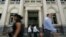 Peatones pasan frente al Banco Central de Argentina, en el distrito financiero de Buenos Aires. Enero 8 de 2018.