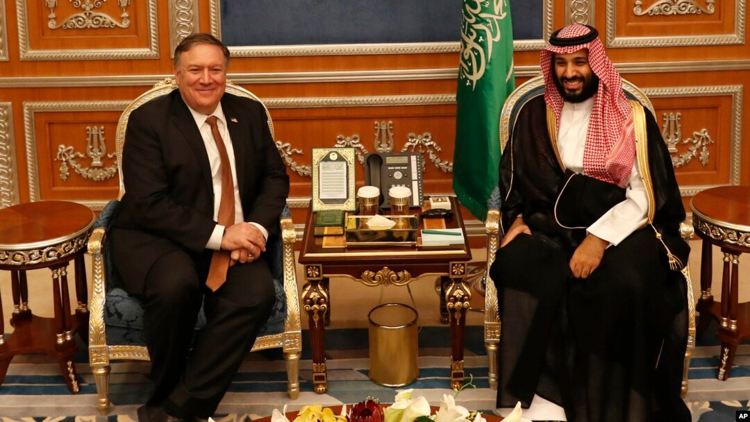 Menlu AS Mike Pomepo (kiri) saat bertemu Putra Mahkota Arab Saudi Mohammed bin Salman di Riyadh, Oktober tahun lalu. 