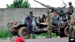 Mayakan dake biyayya ga Alassan Outtara,wanda kasa da kasa ke baiwa goyon bayan shine sabon shugaban kasarIvory Coast ke kulawa da daya daga cikinsu da ya jikkata a bayan gwabzawar daaka yi a kokarin kame fadar shugaban kasa dake birnin Abidjan ran Asab