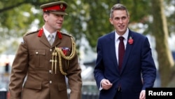 지난 2일 영국 신임 국방장관에 임명된 개빈
윌리엄슨(오른쪽)이 런던에 위치한 국방부 건물로 향하고 있다.