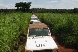 联合国部队护送一支中非共和国选举官员的车队。（2020年9月23日）