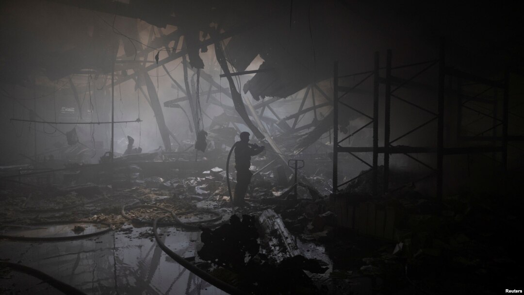 ARCHIVO - Un bombero trabaja en el lugar donde una imprenta fue alcanzada por ataques con misiles rusos, en medio del ataque de Rusia a Ucrania, en Kharkiv, Ucrania, el 23 de mayo de 2024.