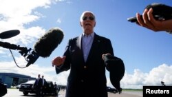 El presidente de EEUU Joe Biden llega al Aeropuerto Regional del Condado de Dane a bordo del Air Force One para asistir a un mitin de campaña en Madison, Wisconsin, el viernes 5 de julio de 2024. 