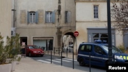 Patrouille de police à Lunel en France après une opération des forces spéciales contre des réseaux djihadistes le 27 janvier 2015.