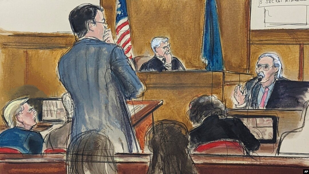 El expresidente Donald Trump, a la izquierda, observa cómo David Pecker responde a las preguntas en el estrado de los testigos, en el extremo derecho, del fiscal adjunto de distrito Joshua Steingless, en el tribunal penal de Manhattan, el 23 de abril de 2024, en Nueva York.