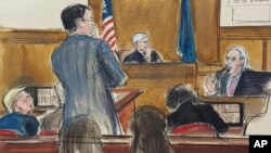 El expresidente Donald Trump, a la izquierda, observa cómo David Pecker responde a las preguntas en el estrado de los testigos, en el extremo derecho, del fiscal adjunto de distrito Joshua Steingless, en el tribunal penal de Manhattan, el 23 de abril de 2024, en Nueva York.