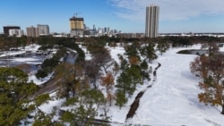 Foto yang diambil dari drone tampak salju menyelimuti Taman Hermann dan gedung-gedung pencakar langit di Houston, Texas, Selasa, 21 Januari 2025. (Foto: Evan Garcia/Reuters)