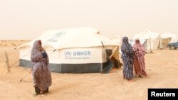 Des femmes libyennes déplacées de la ville de Tawergha dans un camp du Garart al-Gatef, en Libye, le 25 mars 2018.